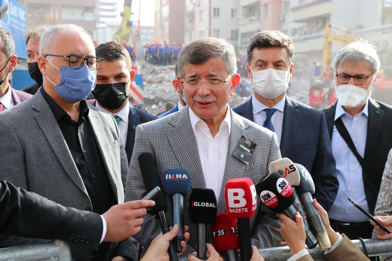 Ahmet Davutoğlu deprem bölgesinde açıklamalarda bulundu
